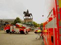 2 Denkmalkletterer hielten Feuerwehr und Polizei in Trapp Koeln Heumarkt P030